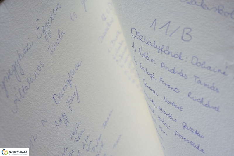 Ballagók Kapcsos Könyve a Városházán