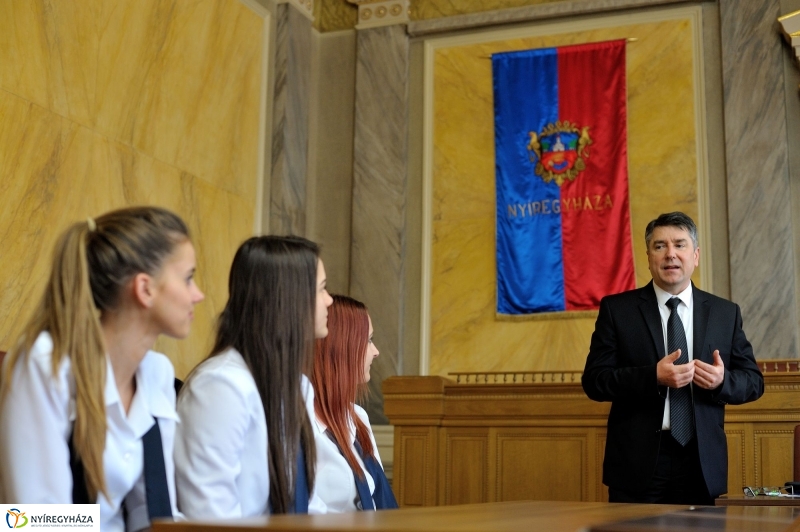 Ballagók Kapcsos Könyve a Városházán