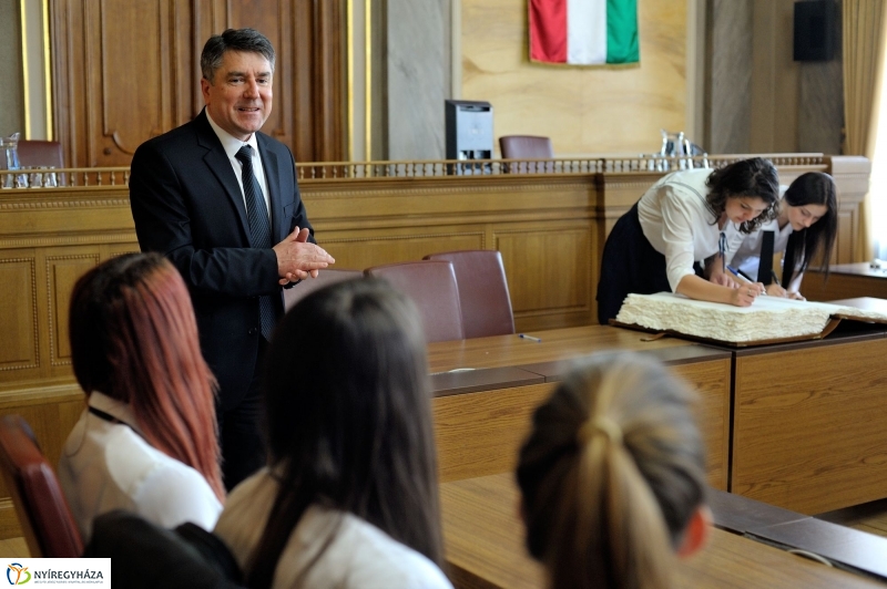 Ballagók Kapcsos Könyve a Városházán