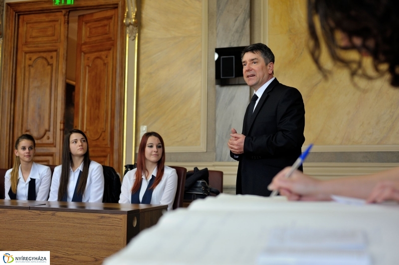 Ballagók Kapcsos Könyve a Városházán