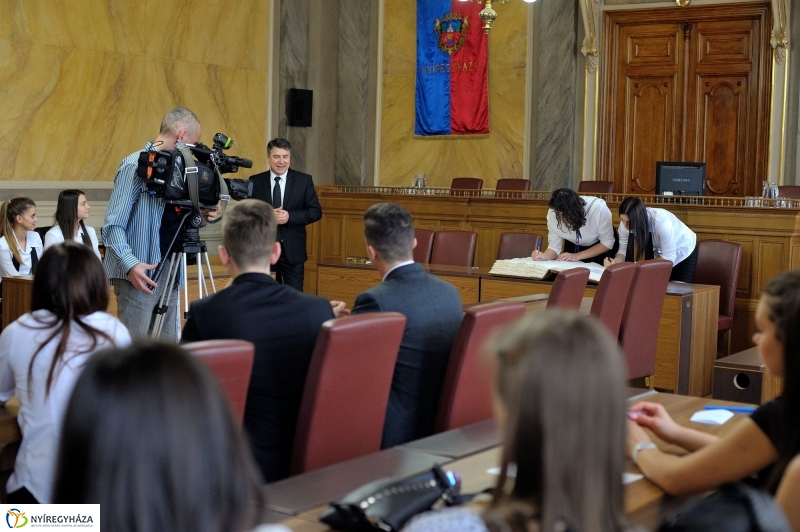 Ballagók Kapcsos Könyve a Városházán