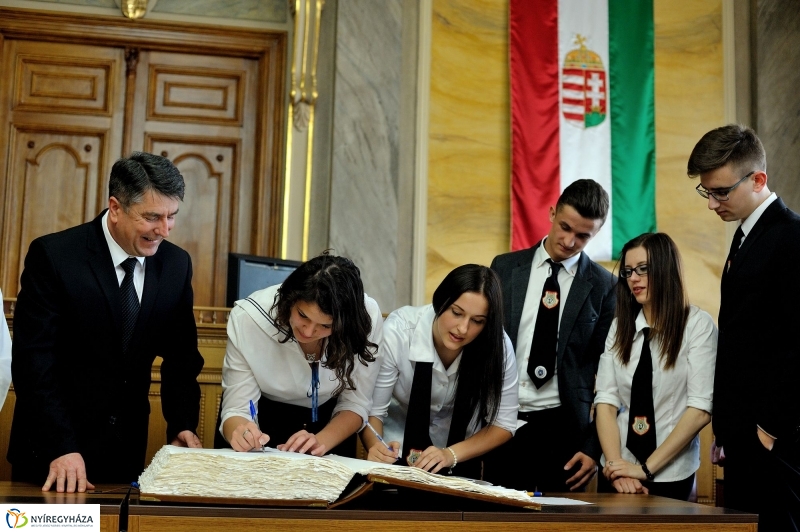 Ballagók Kapcsos Könyve a Városházán