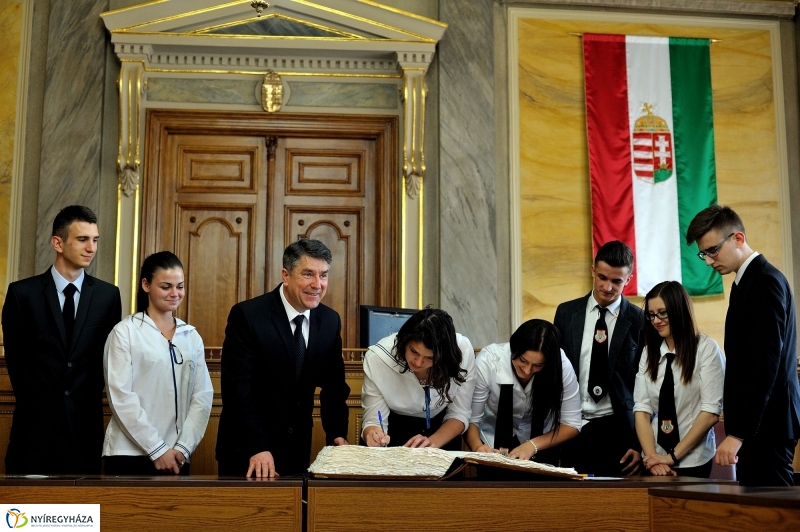 Ballagók Kapcsos Könyve a Városházán