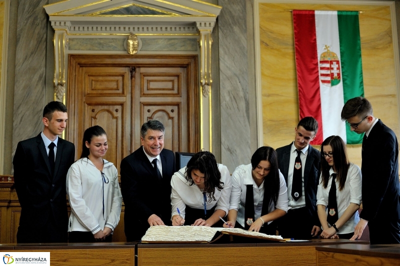 Ballagók Kapcsos Könyve a Városházán