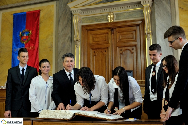 Ballagók Kapcsos Könyve a Városházán