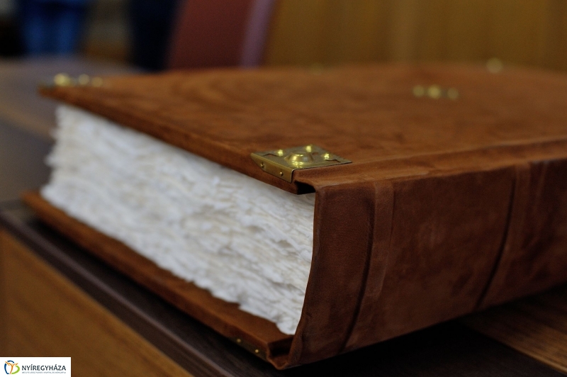 Ballagók Kapcsos Könyve a Városházán