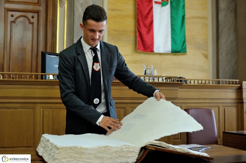 Ballagók Kapcsos Könyve a Városházán