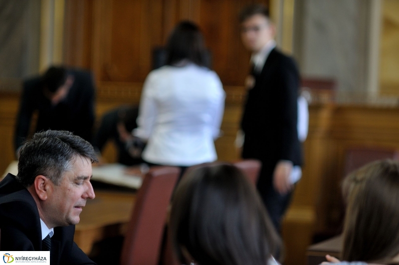 Ballagók Kapcsos Könyve a Városházán