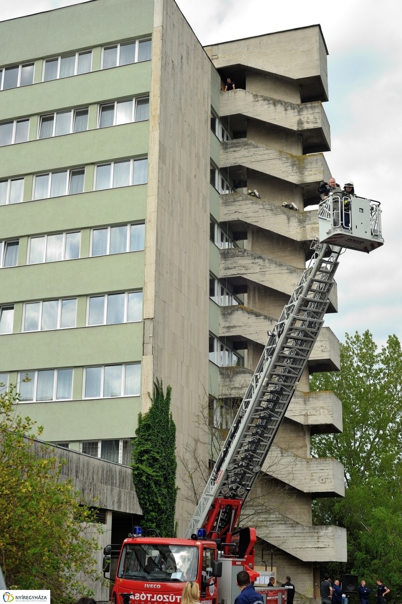 Tűzoltók a magasban