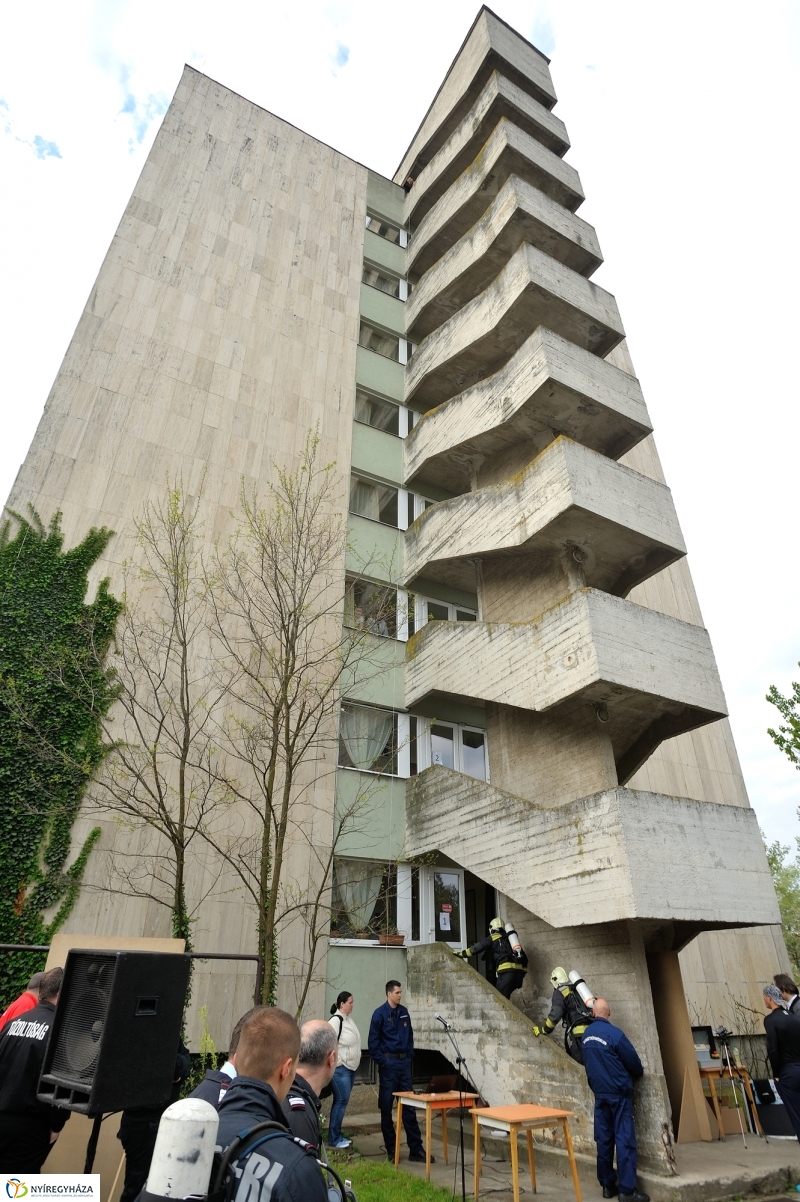 Tűzoltók a magasban