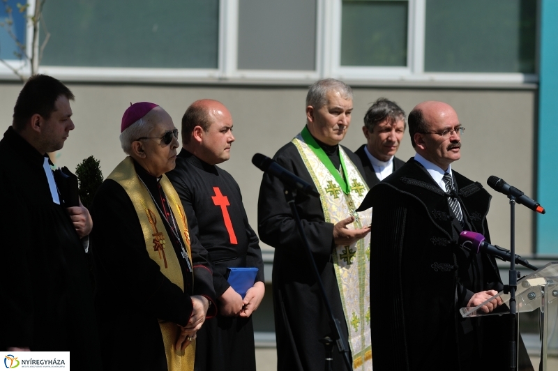 Tömbkórház épületeinek a felszentelése