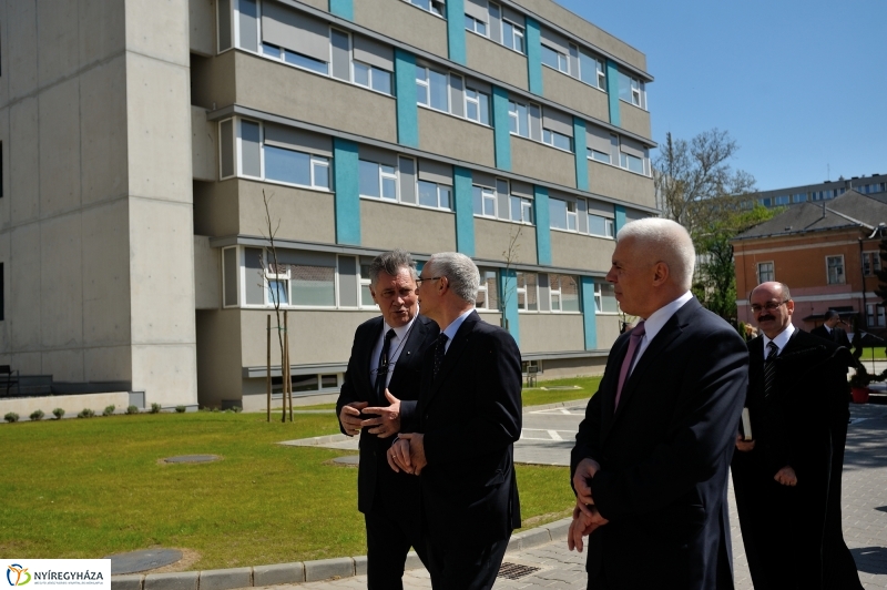 Tömbkórház épületeinek a felszentelése