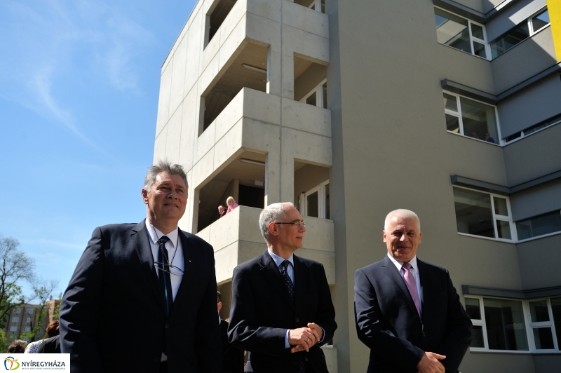 Tömbkórház épületeinek a felszentelése