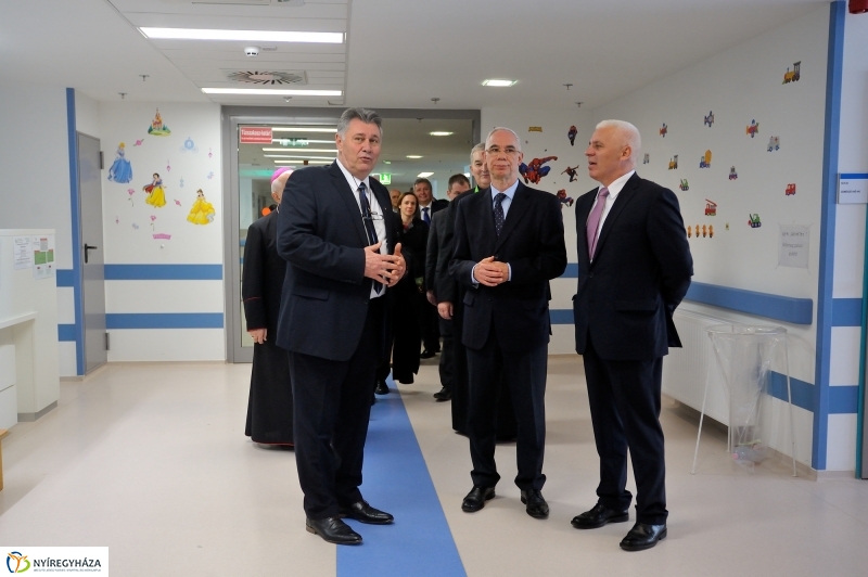 Tömbkórház épületeinek a felszentelése