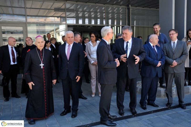 Tömbkórház épületeinek a felszentelése