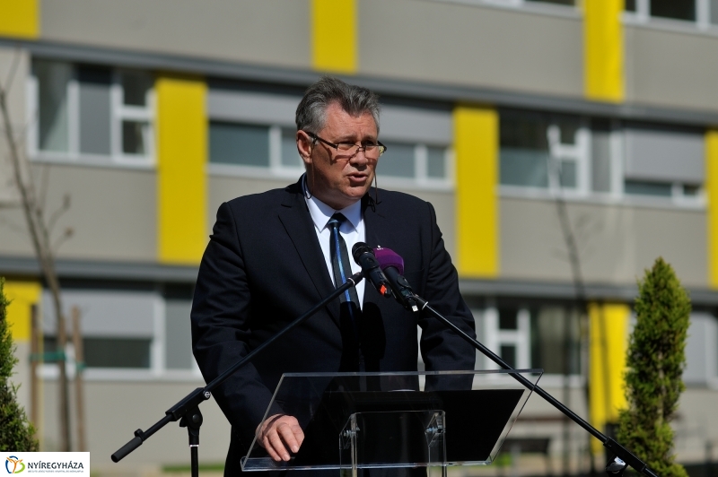 Tömbkórház épületeinek a felszentelése