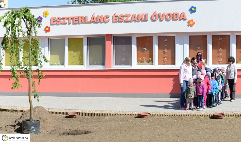 Faültetés, virágosítás az Eszterlánc óvodában