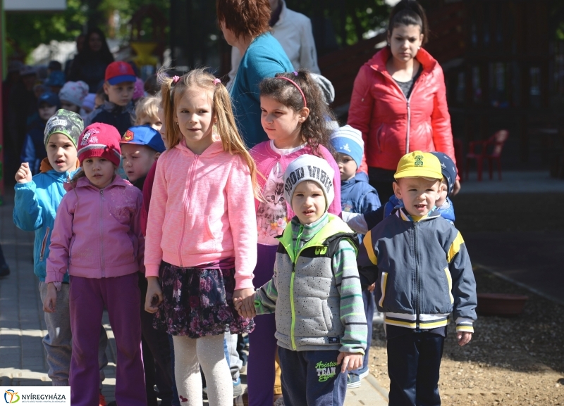 Faültetés, virágosítás az Eszterlánc óvodában