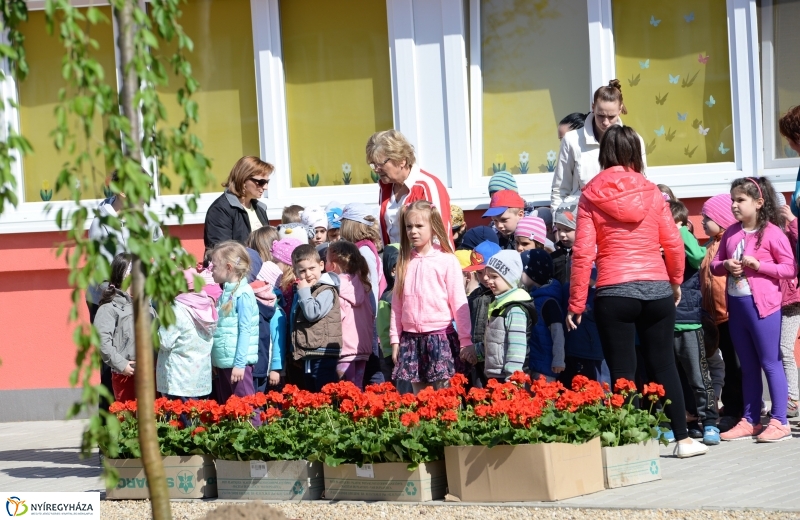 Faültetés, virágosítás az Eszterlánc óvodában