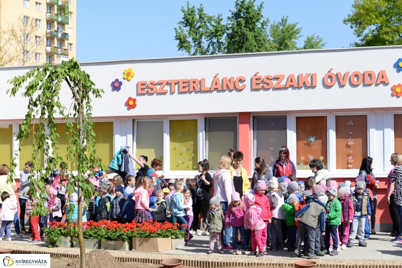 Faültetés, virágosítás az Eszterlánc óvodában
