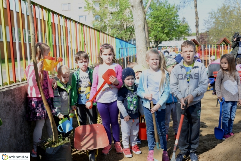 Faültetés, virágosítás az Eszterlánc óvodában