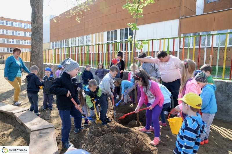 Faültetés, virágosítás az Eszterlánc óvodában