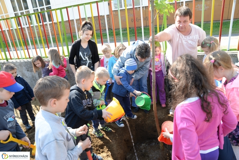 Faültetés, virágosítás az Eszterlánc óvodában
