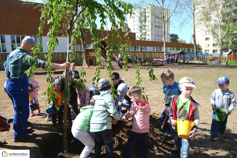 Faültetés, virágosítás az Eszterlánc óvodában