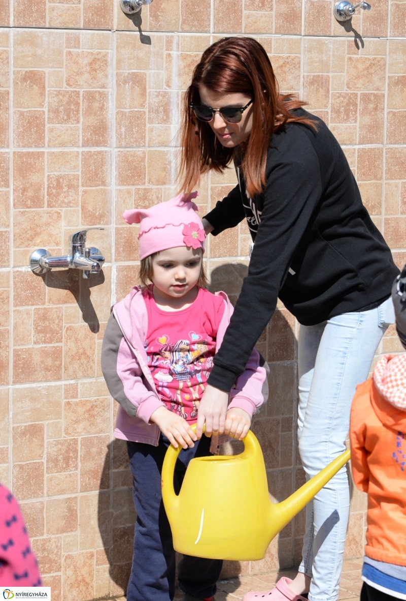 Faültetés, virágosítás az Eszterlánc óvodában