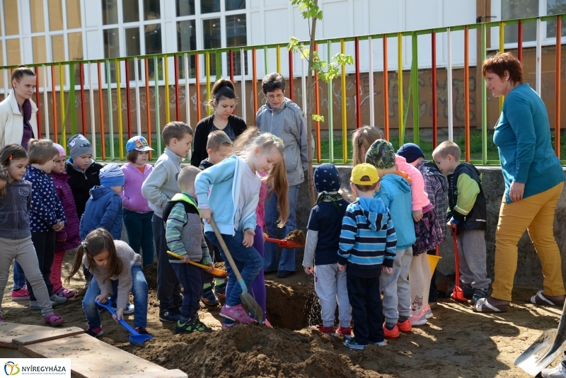 Faültetés, virágosítás az Eszterlánc óvodában