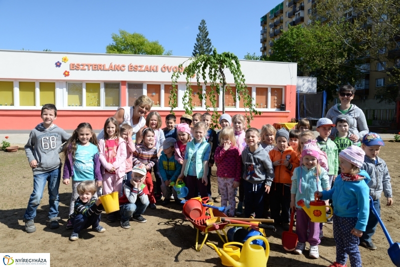 Faültetés, virágosítás az Eszterlánc óvodában