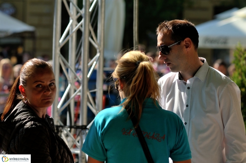 Helló Nyíregyháza Kossuth tér kora délután 1