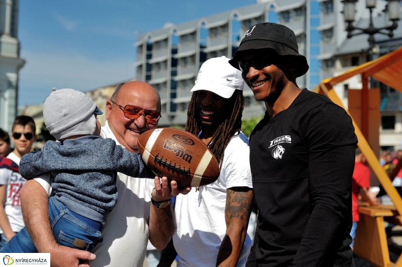 Helló Nyíregyháza Kossuth tér kora délután 2