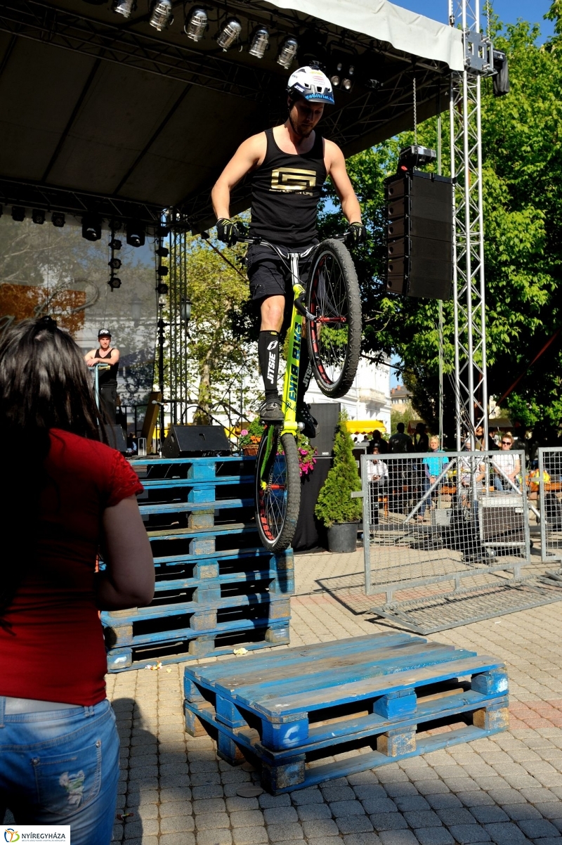 Helló Nyíregyháza Kossuth tér kora délután 2