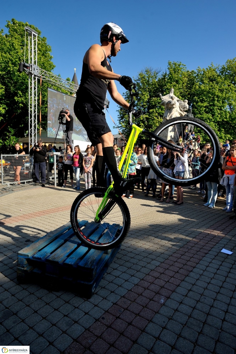 Helló Nyíregyháza Kossuth tér kora délután 2