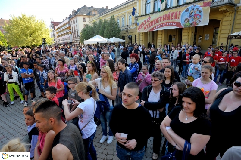 Helló Nyíregyháza Kossuth tér kora délután 2