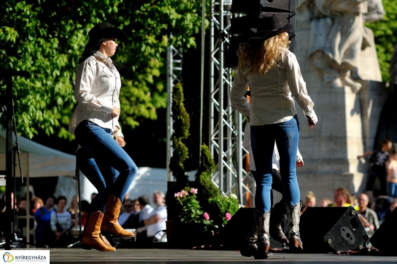 Helló Nyíregyháza Kossuth tér kora délután 2