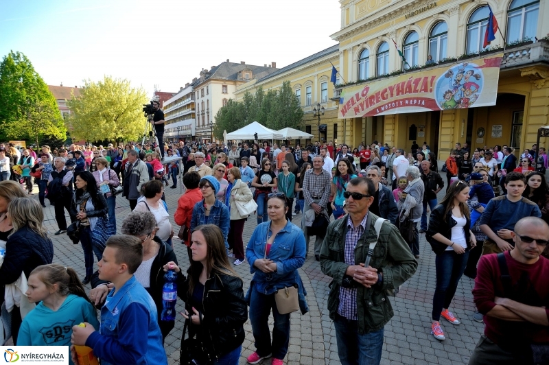 Helló Nyíregyháza Kossuth tér kora délután 2