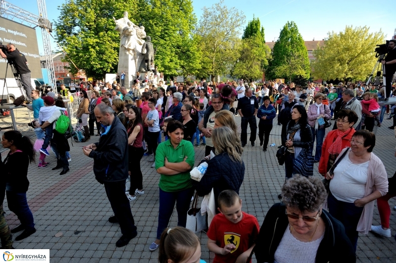 Helló Nyíregyháza Kossuth tér kora délután 2