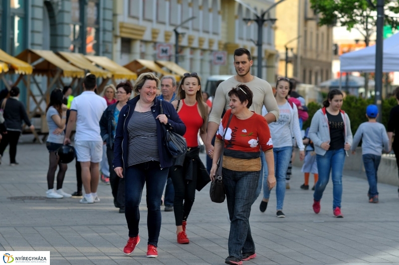Helló Nyíregyháza Kossuth tér kora délután 2
