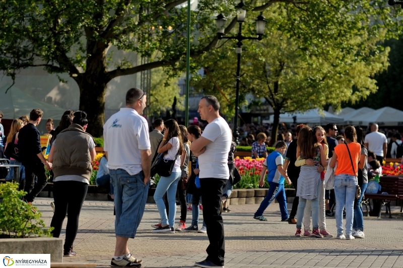 Helló Nyíregyháza Kossuth tér kora délután 2