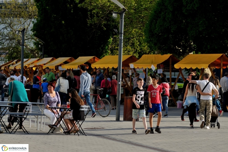 Helló Nyíregyháza Kossuth tér kora délután 2