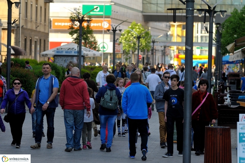 Helló Nyíregyháza Kossuth tér kora délután 2