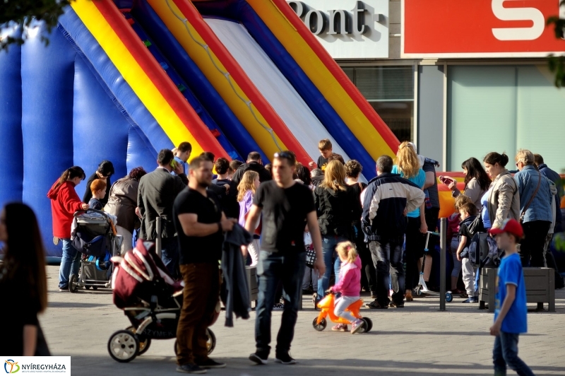 Helló Nyíregyháza Kossuth tér kora délután 2