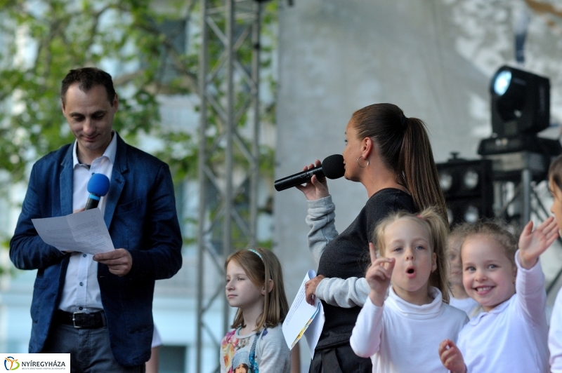 Helló Nyíregyháza Kossuth tér este és Ocho Macho koncert