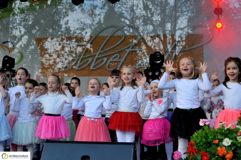 Helló Nyíregyháza Kossuth tér este és Ocho Macho koncert