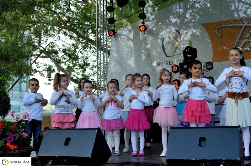 Helló Nyíregyháza Kossuth tér este és Ocho Macho koncert