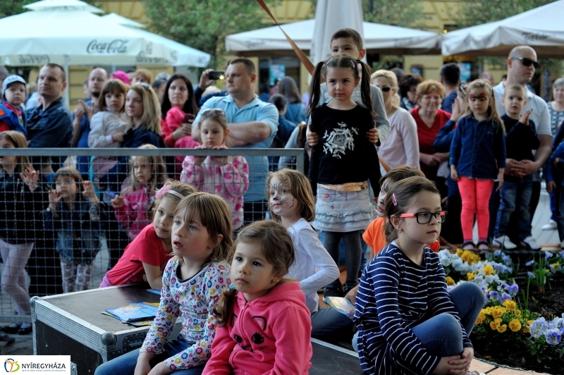 Helló Nyíregyháza Kossuth tér este és Ocho Macho koncert
