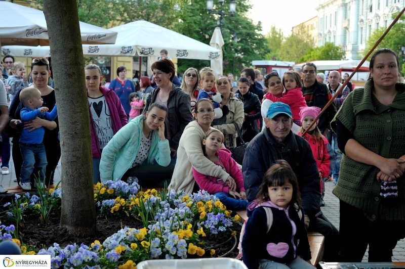Helló Nyíregyháza Kossuth tér este és Ocho Macho koncert