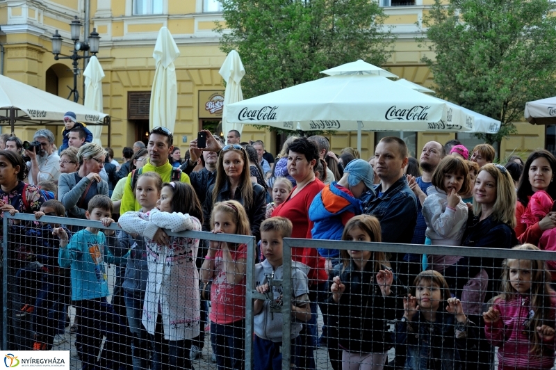 Helló Nyíregyháza Kossuth tér este és Ocho Macho koncert